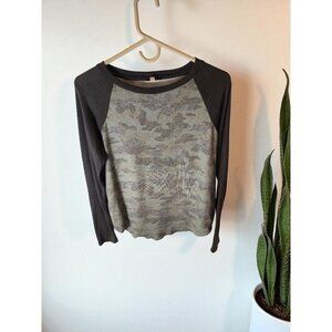 SO Long Sleeve Camo Raglan Tee Gray Sleeves Women’s Medium Soft Casual Top
